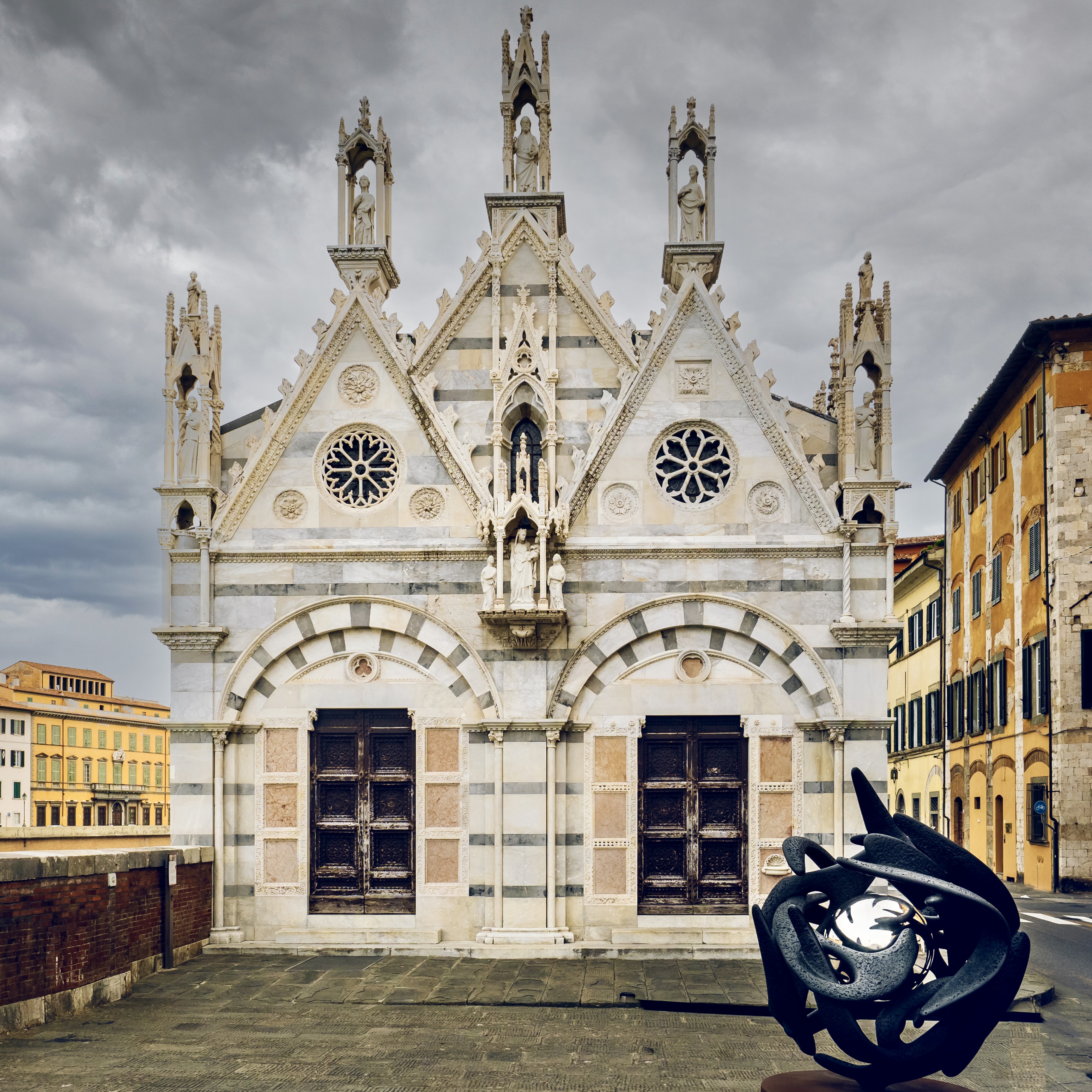"Sfera quantica", la scultura di Gianfranco Meggiato davanti alla chiesa di Santa Maria della Spina