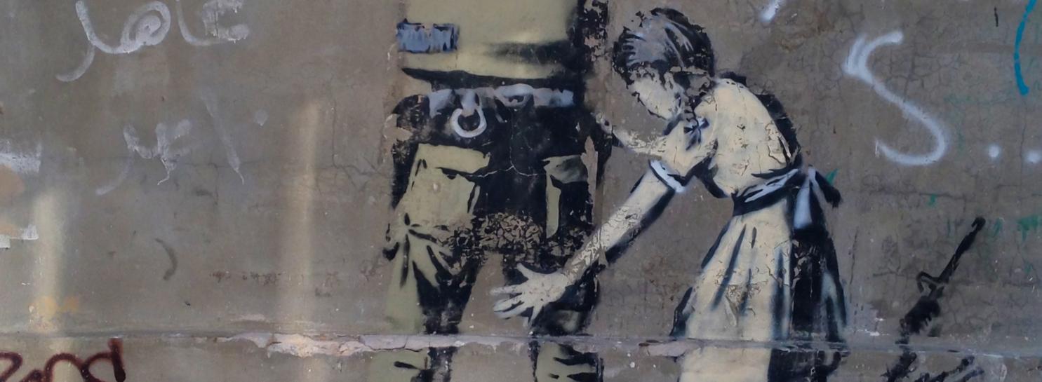 Opera di Banksy in Cisgiordania, bambina e soldato