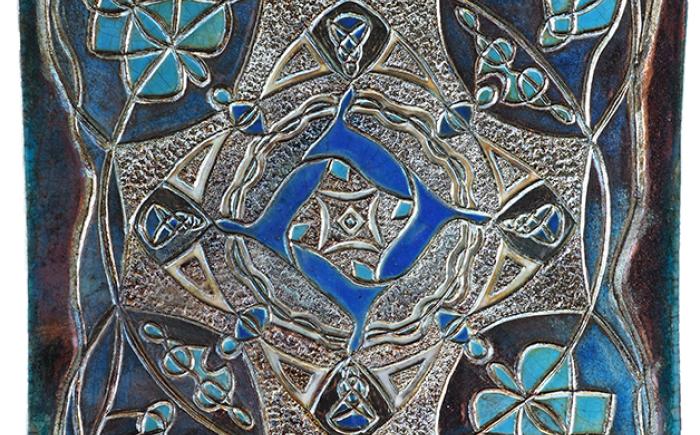 ARMONIE INTRECCIATE, 2024, ceramica Raku 29 x 29 cm - Il titolo richiama la raffinata complessità dell’opera, dove i dettagli decorativi si intrecciano in un equilibrio visivo perfetto, trasmettendo un senso di pace, bellezza e contemplazione.