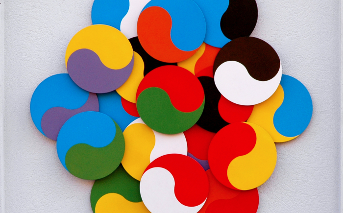 Strutturazione dinamica, 1964, pittura acrilica su dischi in pvc rotanti, cm 120x120x20