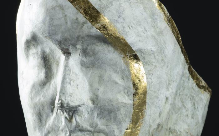 Ascolto empatico, 2018, scultura in carta e foglia oro, 20x20x15 cm