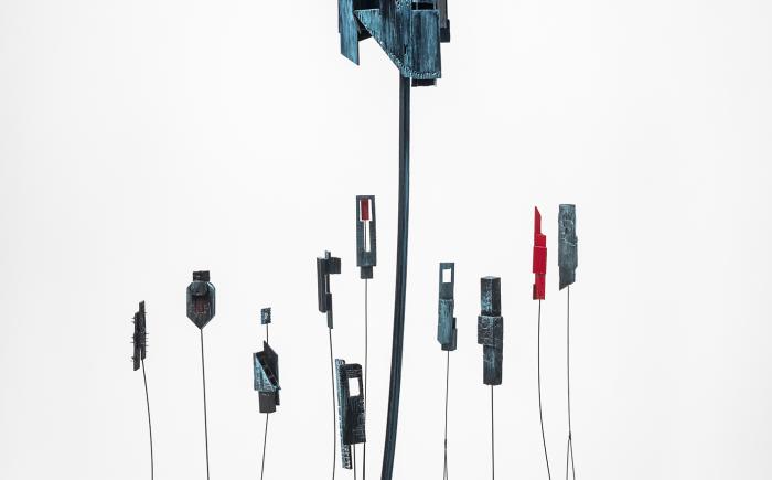 Costruzioni Aliene, 2024, scultura in ferro, ossidi, smalto e woodn h 200 cm, Biennale di Venezia
