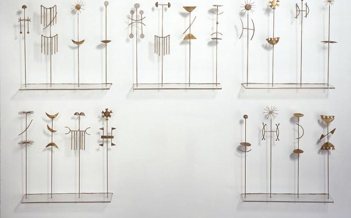 Fausto Melotti, Canone orientale, 1985, Ottone, legno, plexiglass. 101,5 x 46 x 25 cm.