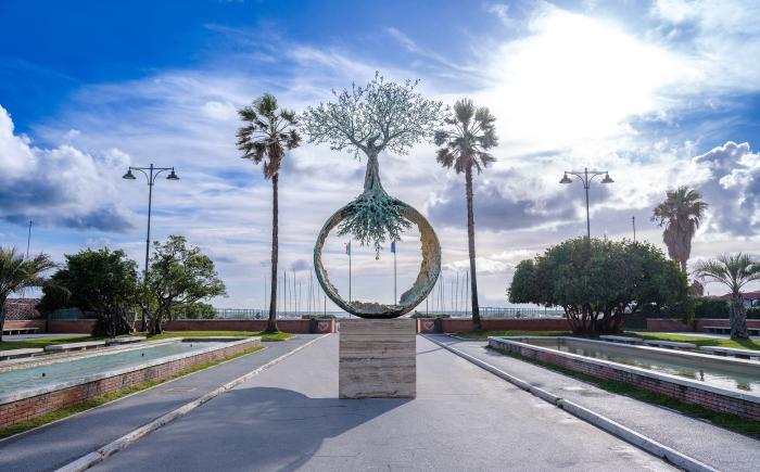 KI, 2024, bronzo, fusione a cera persa, fusione dinamica e patina a fuoco, h 700 cm, Pontile di Forte dei Marmi