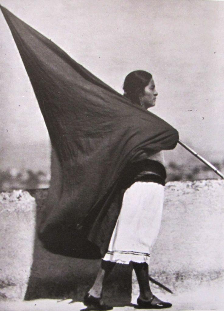 Tina Modotti: Donna con la bandiera del Messico