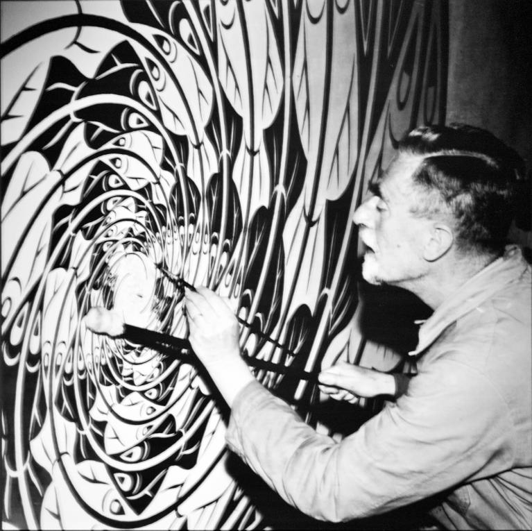 Maurits Cornelis Escher al lavoro nel suo Atelier alla "Superficie della sfera con pesci" ("Bolspiralen", 1958)