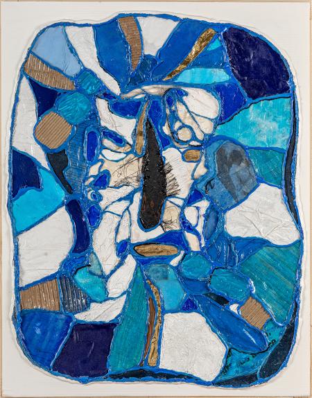 Serie  le Grottesche  n.ro 3 azzurro, 2025, stoffe, tele, plastica, cartone, papiro, carta, filo metallico, smalti e acrilico in tecnica mista, su plastonda bianca 45,20 x 57,70 cm