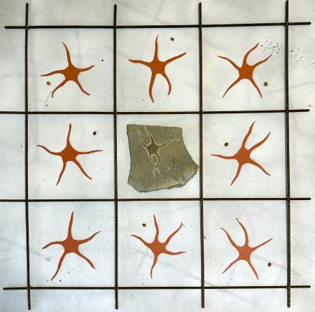 La danza del fossile, 2025, fossile reale montato su cartoncino con acrilici su tavola, con scarti di cuoio e rete da cantiere 72 x 74 cm