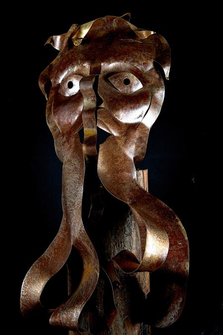 Mascherone, 2016, ferro, foglia oro e legno 80x80x210 cm