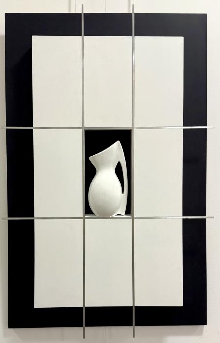 Nuovo Altarino verticale nb, 2024, struttura in legno verniciato con profili in alluminio, mia ceramica Prospero 96 x 150 cm