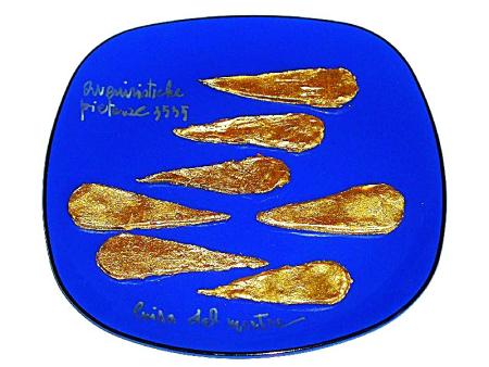 Avveniristiche pietanze 3535, 2006, bolidi d'argilla d'oro su piatto pagnossin 29,5 x 29,5 cm