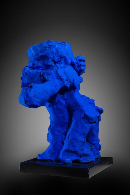 Abbraccio perduto, 2005, terracotta dipinta, 30 x 25 x 50 cm