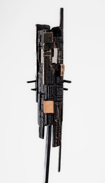 Evoluzioni Sospese 4, 2025, scultura in bronzo 20 x 20 x h 194 cm