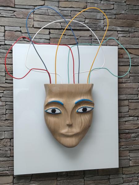 Phren, 2023, tronco di cedro del Libano scolpito a mano, colori ad acqua, pigmenti naturali, fili di ferro colorati, base in vetro laccato bianco, 70 x 87 cm