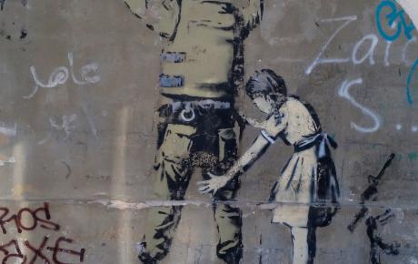 Opera di Banksy in Cisgiordania, bambina e soldato