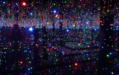 Yayoi Kusama a Bergamo: prorogata la mostra al Palazzo della Ragione