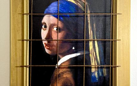 La ragazza dalle lacrime di perla, 2024, acrilici, tempere e gessetti su base serigrafica su tela, con cornice di recupero, rete da cantiere e gocce siliconiche 60 x 80 cm